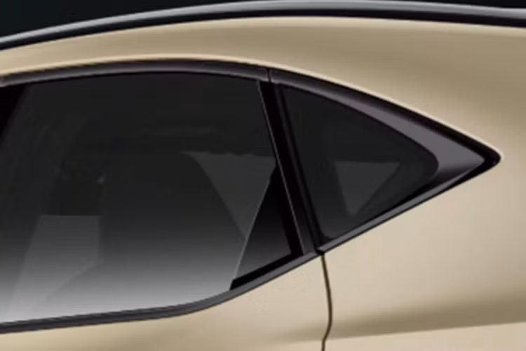 Các kỹ sư Lexus cũng cải thiện khả năng cách âm khoang máy để giảm thiểu tiềng ồn động cơ lọt vào khoang cabin, đem lại trải nghiệm êm ái hơn cho hành khách. Ngoại hình Lexus NX 2024 không khác biệt mấy so với đời trước, chỉ có thêm một lựa chọn màu sơn ngoại thất mới là màu đồng Sonic Copper và một lựa chọn màu nội thất mới mang tên Hazel.