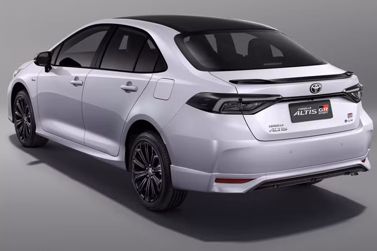 Bên cạnh hybrid tự sạc, Corolla Altis cũng được cung cấp với động cơ xăng thông thường 1,8 lít và 1,6 lít tại Thái Lan. GR Sport hybrid vẫn là mẫu xe chủ lực dành cho những ai mong muốn một mẫu xe thể thao.