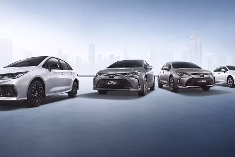 Ra mắt tại Thái Lan, biến thể của mẫu xe sedan Toyota Corolla Altis HEV GR Sport Facelift được cải tiến về hệ thống pin và phần thân xe được thiết kế lại cho GR Sport, nhằm mục đích mang lại cho xe những điểm nâng cấp về diện mạo xe.