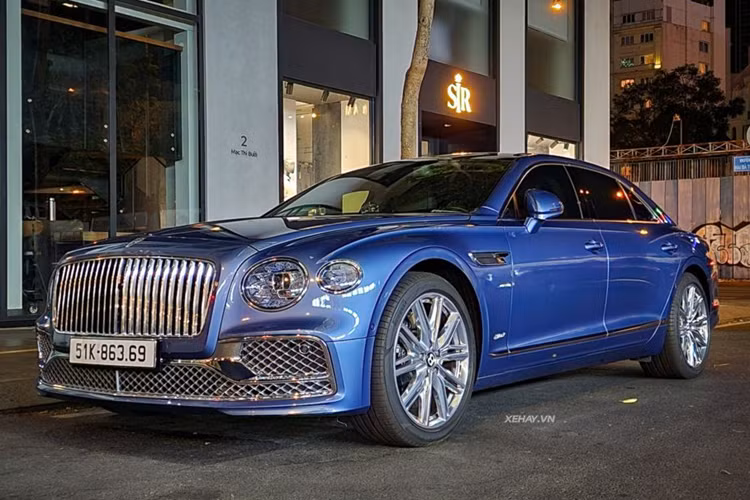 Chiếc Bentley Flying Spur hybrid hàng hiếm trong bài chính là một trong hai chiếc xe chính hãng được đưa về Việt Nam vào ngày xe ra mắt. Tại thời điểm đó, xe có giá khởi điểm là 16,8 tỷ đồng. Thiết kế Bentley Flying Spur hybrid tương tự bản thuần xăng.