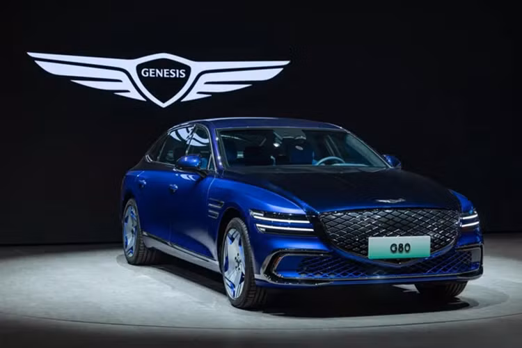 Mặc dù giá xe Genesis Electrified G80 2025 vẫn chưa được công bố, nhưng dự kiến giá sẽ tăng nhẹ so với giá khởi điểm của mẫu xe hiện hành. Phiên bản nâng cấp của Genesis Electrified G80 sẽ ra mắt thị trường Hàn Quốc vào tháng 8/2024, các thị trường khác sẽ sớm ra mắt sau đó.