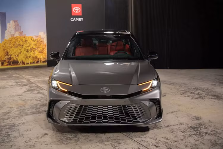 Những trang bị đáng chú ý khác của Toyota Camry 2024 ở thị trường Trung Quốc bao gồm ghế chỉnh điện/sưởi/làm mát, màn hình hiển thị thông tin kính lái HUD với công nghệ thực tế ảo, kết nối Apple CarPlay không dây, Huawei HiCar, cửa sổ trời toàn cảnh 2 mảnh có diện tích 1,03 m2, sạc điện thoại không dây với công suất 15W, hệ thống âm thanh 11 loa và đèn viền trang trí nội thất 64 màu.