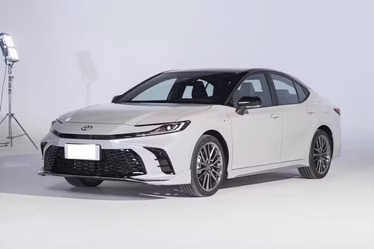 Nằm bên dưới nắp ca-pô của Toyota Camry 2024 dành cho Trung Quốc là 3 tùy chọn động cơ. Đầu tiên là động cơ xăng 4 xi-lanh, dung tích 2.0L, kết hợp cùng hộp số tự động biến thiên vô cấp CVT. Thứ hai là hệ truyền động hybrid với máy xăng 2.0L, sản sinh công suất tối đa 197 mã lực và tiêu thụ lượng nhiên liệu trung bình chỉ 4,2 lít/100 km.