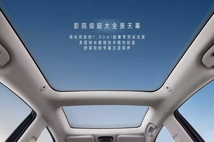 Ở bản thấp, xe dùng bảng đồng hồ với màn hình LCD 7 inch và màn hình thông tin giải trí 8 inch. Ở bản cao cấp, xe được trang bị bảng đồng hồ kỹ thuật số và màn hình trung tâm đều có kích thước 12,3 inch. Ngay bên dưới màn hình trung tâm là bề mặt cảm ứng tích hợp vào mặt táp-lô để chỉnh điều hòa.