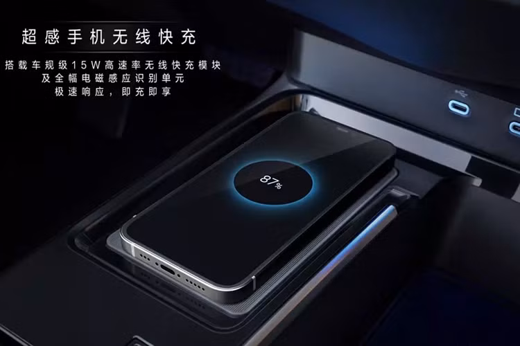 Với phong cách Sport, xe được trang bị ghế bọc da pha da lộn thể thao. Trong khi đó, với phong cách Luxury, ghế của xe được bọc da thông thường. Chưa hết, bên trong mẫu xe này còn có mặt táp-lô nhiều tầng, vô lăng 3 chấu mới, bảng đồng hồ kỹ thuật số và màn hình cảm ứng trung tâm cỡ lớn.