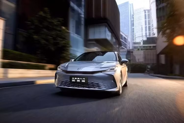 Sự khác biệt giữa 2 phong cách này được thể hiện rõ qua khu vực đầu xe. Cụ thể, Toyota Camry 2024 phong cách Sport được trang bị lưới tản nhiệt cỡ lớn với mắt lưới hình tổ ong sơn màu đen bóng. Bên cạnh đó là 2 khe gió nằm dọc cũng được sơn màu đen bóng tạo cảm giác thể thao và tích hợp đèn sương mù hình tròn.