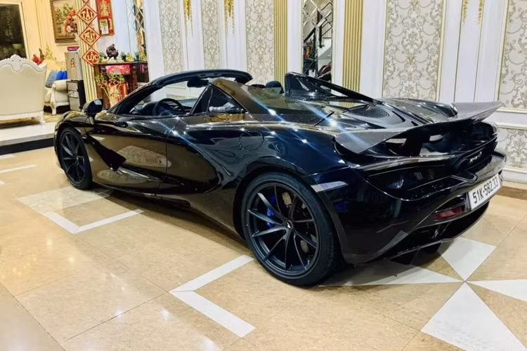 Dòng siêu xe mui trần McLaren 720S Spider có 4 chi tiết khác biệt so với phiên bản Coupe, đầu tiên chính là việc xe sở hữu phần mui xếp cứng chỉ mất thời 11 giây để thực hiện thao tác đóng hoặc mở mui xe theo như công bố của nhà sản xuất.