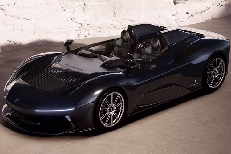 Hai mẫu xe Pininfarina B95 và Battista có những điểm nhấn thiết kế độc đáo được thiết kế riêng biến người dùng như trở thành một anh hùng tỷ phú trong truyện tranh. Pininfarina đã tạo ra hai kiểu trang trí cho hai chiếc xe của mình với tên gọi Gotham và Dark Knight.