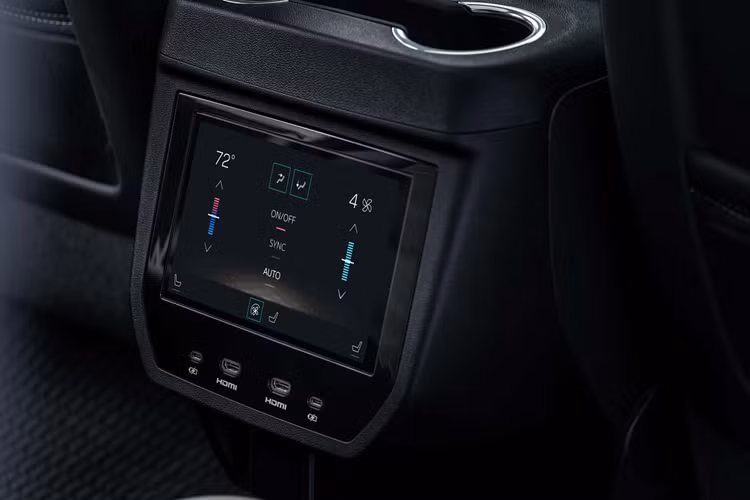 Xe được trang bị thêm hệ thống hỗ trợ người lái tiêu chuẩn hơn như phanh phương tiện cắt ngang phía sau, cảnh báo người đi xe đạp bên cạnh, phanh cho người đi bộ và người đi xe đạp phía trước cũng như phanh khẩn cấp tự động khi giao nhau.