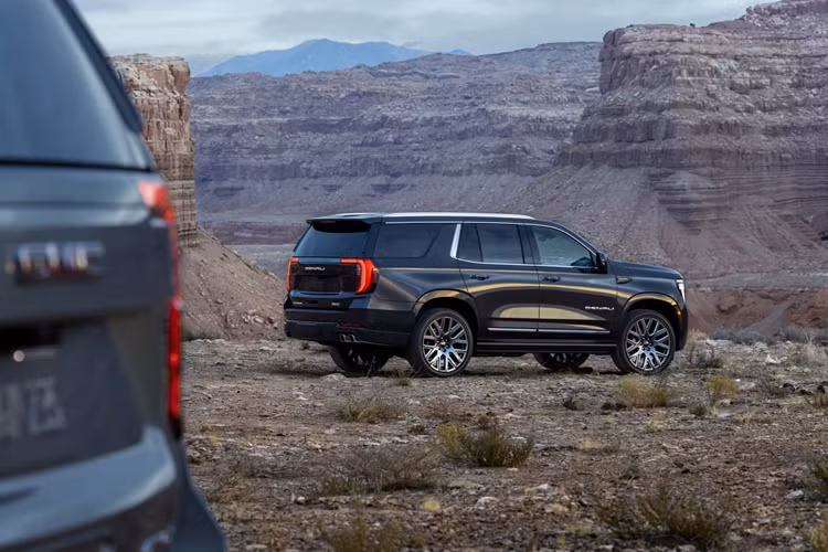 GMC Yukon 2025có phần đèn chiếu sáng xếp chồng mới được bao quanh bởi đèn chạy hình chữ C lớn hơn, tất cả đều nằm dọc theo lưới tản nhiệt. Theo Duncan Aldred, phó chủ tịch toàn cầu của Buick và GMC cho biết: “Sau GMC Acadia hoàn toàn mới và GMC Terrain thế hệ tiếp theo, việc ra mắt bổ sung thêm GMC Yukon 2025 cập nhật sẽ hoàn thiện dòng SUV được thiết kế lại của GMC”.