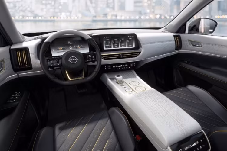 Về nội thất, bên trong khoang cabin của Nissan Navara thế hệ mới chắc chắn sẽ được nâng cấp với nhiều trang bị tiện ích hiện đại. Khả năng cao xe sẽ có màn hình thông tin giải trí lớn hơn, tích hợp nhiều tính năng xịn sò.