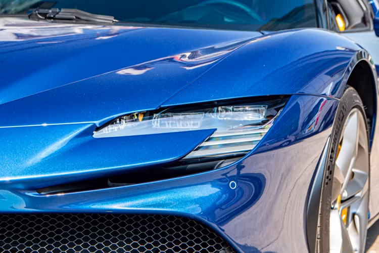 Và chiếc siêu xe sẽ đồng hành cùng với Cường Đô la trong hành trình Gumball 3000 2024 sẽ là Ferrari SF90 Spider, thay vì Porsche 911 Sport Classic. Đây cũng chính là siêu xe đắt đỏ nhất mà chồng của Đàm Thu Trang sở hữu trong gần 18 năm chơi xe tại Việt Nam.