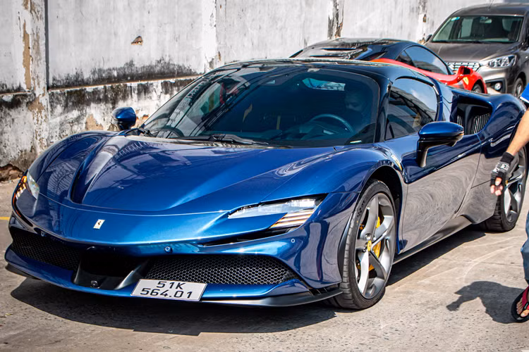 SF90 Spider cũng là chiếc siêu xe mui trần Ferrari thương mại đầu tiên có hệ truyền động plug-in hybrid và hiện là chiếc xe Ferrari có động cơ V8 mạnh nhất thế giới.