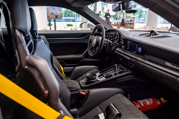"Trái tim" của Porsche 911 Dakar sử dụng khối động cơ xăng 6 xi-lanh thẳng hàng, tăng áp kép, dung tích 3.0 lít, sản sinh công suất tối đa 473 mã lực và mô-men xoắn cực đại 570 Nm.