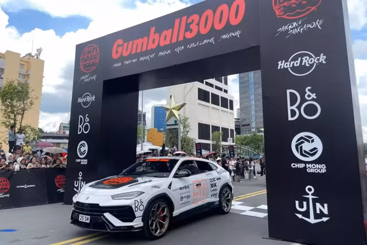 Streamer nổi tiếng IshowSpeed là người phất cờ cho lễ xuất phát của hành trình siêu xe lớn nhất thế giới Gumball 3000 2024, sau đó là nhiều màn đốt pháo khói màu, nghi thức không thể thiếu trong sự kiện này và chiếc Ferrari 296 GTB dán bộ áo đẹp mắt là xe đầu tiên của thành viên Gumball 3000 2024 di chuyển.