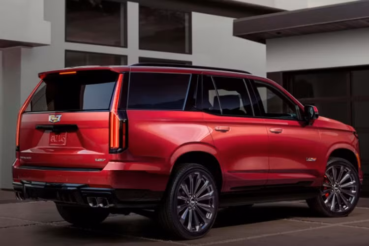 Cadillac cũng bổ sung cho Escalade tùy chọn hàng ghế thứ hai hạng thương gia với ghế ngồi tích hợp massage, cụm điều khiển trung tâm riêng, bàn sạc điện thoại, bàn làm việc, 2 màn 12,6 inch giải trí. Xe được trang bị hệ thống âm thanh 19 loa AKG và có tùy chọn 40 loa AKG Studio Reference cao cấp hơn.