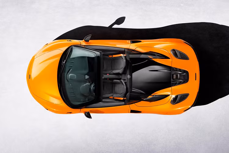 Vị trí các khe hút gió cho động cơ cũng được dịch chuyển thêm về phía sau. McLaren cho biết động cơ đã được cải thiện nhờ hệ thống ống xả có van mới bao gồm bộ cộng hưởng được điều chỉnh. Hiện được kết hợp với ống xả hình nón hướng lên trên, McLaren tự hào về âm thanh “sạch hơn” ở phần giữa và phần cao hơn của dải vòng tua.