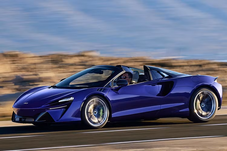 Dựa trên nền tảng chiếc siêu xe hybrid McLaren Artura rất thành công, hãng xe Anh quốc tiếp tục cho ra đời biến thể mui trần của mẫu xe này với tên gọi McLaren Artura Spider 2024 mới. Đây cũng là lần đầu tiên McLaren chính thức làm ra sản phẩm siêu xe mui trần vận hành bằng hệ truyền động hybrid.