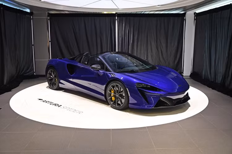  McLaren Artura Spider 2024 mới là sự bổ sung mới nhất của hãng xe Anh Quốc tại thị trường Singapore, tiếp nối quá trình điện khí hóa với sự khởi đầu cùng chiếc Artura Coupe.
