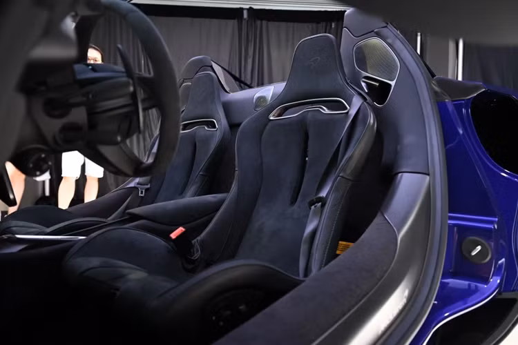 Xe vẫn được trang bị ghế tiêu chuẩn McLaren Clubsport, vừa mang những đặc tính thể thao của ghế đua bucket seat, vừa có thể điều chỉnh theo kích thước người sử dụng.