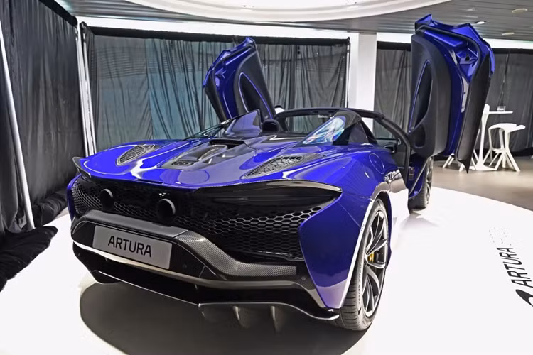 Vẫn sử dụng khung gầm liền khối bằng sợi carbon MCLA, mẫu xe McLaren Artura Spider mui trần này được bổ sung thêm 8 động cơ điện siêu nhẹ giúp việc đóng/mở mui chỉ diễn ra trong 11 giây.
