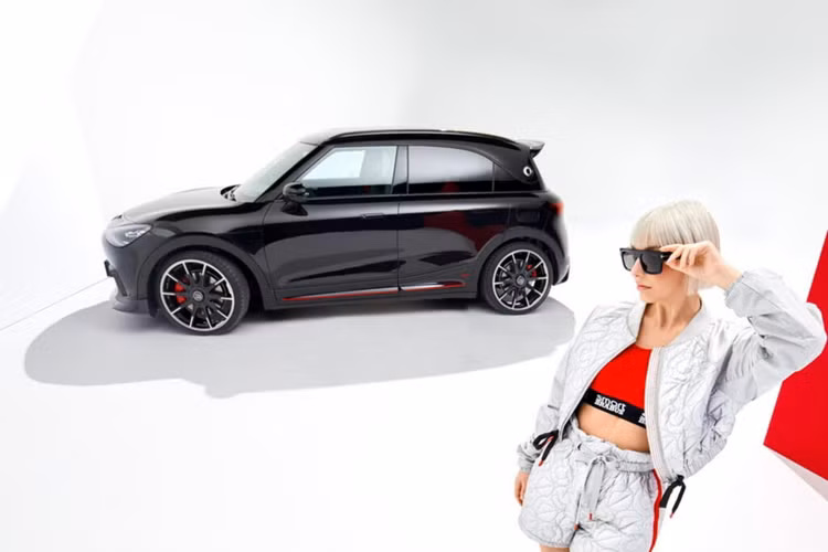 Tuy nhiên, Brabus cũng cung cấp tùy chọn mâm xe 21 inch với thiết kế 10 chấu để người dùng có thể lựa chọn. Nhằm hoàn thiện hơn nữa diện mạo của xe, chiếc xe còn được trang bị thêm bộ lò xo thể thao giúp hạ thấp chiều cao của xe xuống thêm 35 mm.