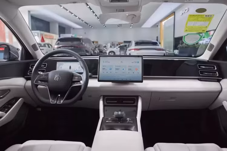 Về ngoại hình, chiếc xe BYD Qin L mới áp dụng "thẩm mỹ mặt rồng xu hướng quốc gia mới" và lưới tản nhiệt kích thước lớn phía trước được trang trí bằng các yếu tố ma trận điểm bên trong, mang lại hiệu ứng hình ảnh nổi bật. Đồng thời, đèn pha hẹp và sắc nét, được tích hợp cao độ “râu rồng” dạ quang hướng lên trên.