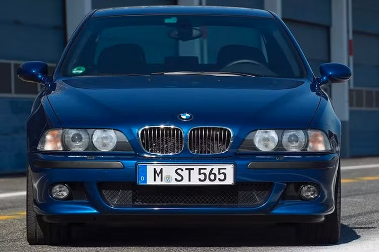  BMW thế hệ E39 Thế hệ BMW M5 E39 này từng suýt không trở thành hiện thực do bối cảnh kinh tế thời kỳ đó, hãng đã muốn dừng lại ở bản 540i thông thường và hy vọng các tín đồ tốc độ có thể tạm hài lòng với M3 E63. Rất may là M5 vẫn tiếp tục, tuy nhiên quy trình sản xuất được chuyển sang dây chuyền công nghiệp chung với 5-Series thông thường, không còn được làm thủ công tỉ mỉ như thế hệ E34 trước đó.