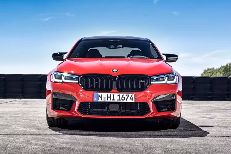  BMW M5 bản F90 Được BMW định vị là một thế hệ hoàn toàn mới, nhưng các tín đồ yêu thích dòng M coi F90 là một bản nâng cấp kế thừa trực tiếp dòng F10 trước đó. Bằng chứng rõ ràng nhất là khối động cơ S63 tiếp tục hiện diện, dù đã được cải tiến để tăng công suất lên 591 mã lực.