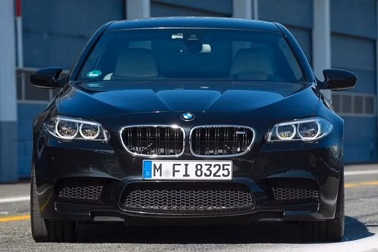  BMW M5 bản F10 Là thế hệ đầu tiên trong lịch sử dòng BMW M5 có trang bị turbo tăng áp, mẫu F10 thậm chí còn được ưu ái với bộ tăng áp kép, góp phần nâng công suất của động cơ S63 V8 4.4 lít lên 552 mã lực. Tại thời điểm đó, mẫu siêu xe mạnh nhất là Ferrari 458 Italia cũng chỉ đạt công suất 562 mã lực. Không chỉ có vậy, thế hệ F10 còn được biết đến với chất lượng hoàn thiện rất tốt và nhiều tiện ích hỗ trợ người dùng.