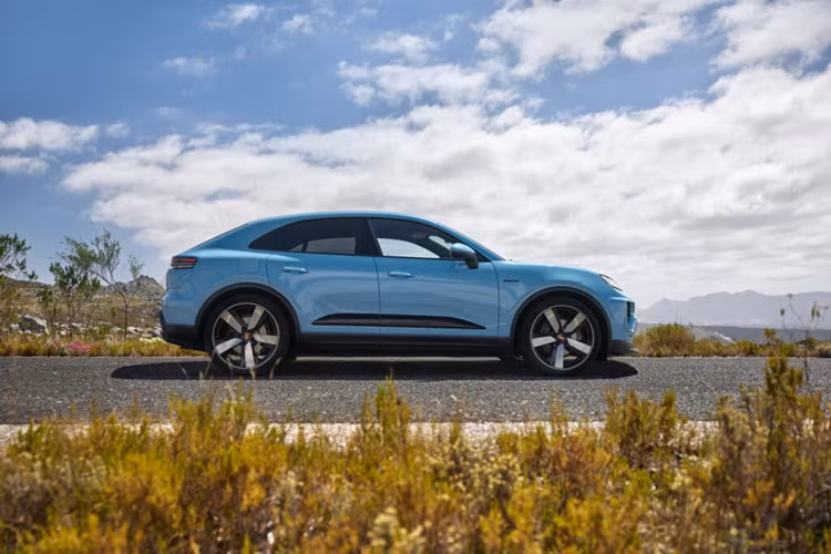 Porsche Macan EV 2024 bản RWD đầu tiên của chiếc SUV này là phiên bản nhẹ nhất trong dòng sản phẩm, nhẹ hơn 110 kg so với Macan 4. Đây cũng chính là phiên bản tiết kiệm nhiên liệu hiệu quả nhất và hiệu năng sử dụng của bộ pin tốt nhất trên mỗi lần sạc.