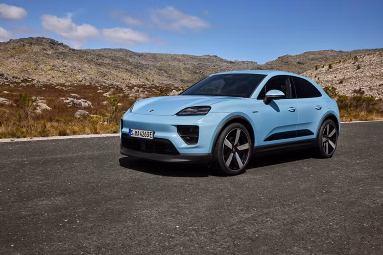 Phiên bản cơ sở của dòng xe SUV điện Porsche Macan EV 2024 được trang bị một động cơ điện duy nhất gắn phía sau sản sinh công suất 335 mã lực hoặc lên tới 355 mã lực và mô-men xoắn 563 Nm. Chiếc Macan bản cơ sở này có khả năng tăng tốc từ 0 – 97 km/h trong 5,4 giây và đạt tốc độ tối đa lên tới 219 km/h.