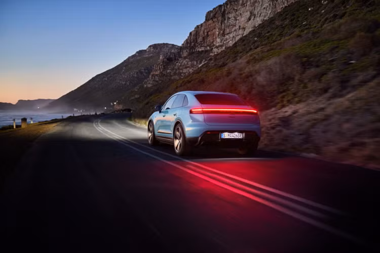 Ngoài các phiên bản mới, Porsche còn giới thiệu gói thiết kế địa hình tùy chọn dành cho tất cả các phiên bản của Macan chạy điện. Gói này bao gồm cản trước được thiết kế lại kết hợp cùng các chi tiết địa hình ở ốp sườn và bộ khuếch tán.