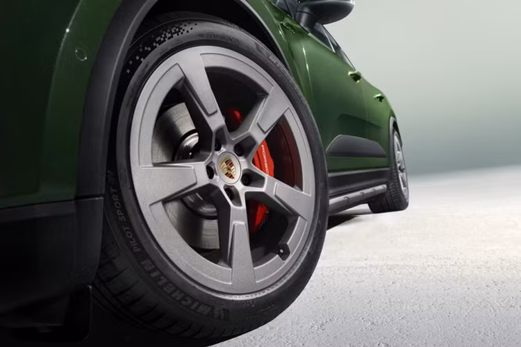 Cả Macan và Macan 4S đều được trang bị hệ thống treo khí nén thích ứng tiêu chuẩn và bộ giảm chấn điều khiển điện tử (PASM) với tùy chọn đánh lái bánh sau. Ngoài ra, Macan 4S AWD còn được trang bị hệ thống Quản lý lực kéo của Porsche điều khiển điện tử, có thể tùy chọn tích hợp với Porsche Torque Vectoring Plus.