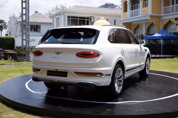 Xe cũng được trang bị hệ thống đánh lái bốn bánh điện tử, ở tốc độ cao, hệ thống xoay nhẹ hướng di chuyển bánh sau theo phương song song với hướng đánh lái bánh trước của người điều khiển.