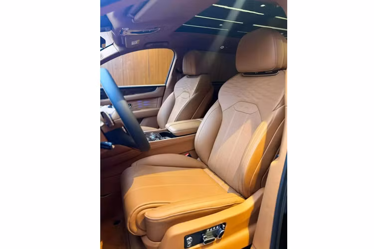 Việc được kéo dài thêm 180 mm đã giúp cho khoang hành khách của Bentley Bentayga vốn đã thoải mái, đủ thứ trang bị thì nay trên bản EWB Azure, nó còn đẳng cấp hơn nhiều. Đầu tiên, hãng xe siêu sang Anh quốc đưa thêm lựa chọn kiểu ghế Bentley Airline Seat cho hàng ghế sau của xe.