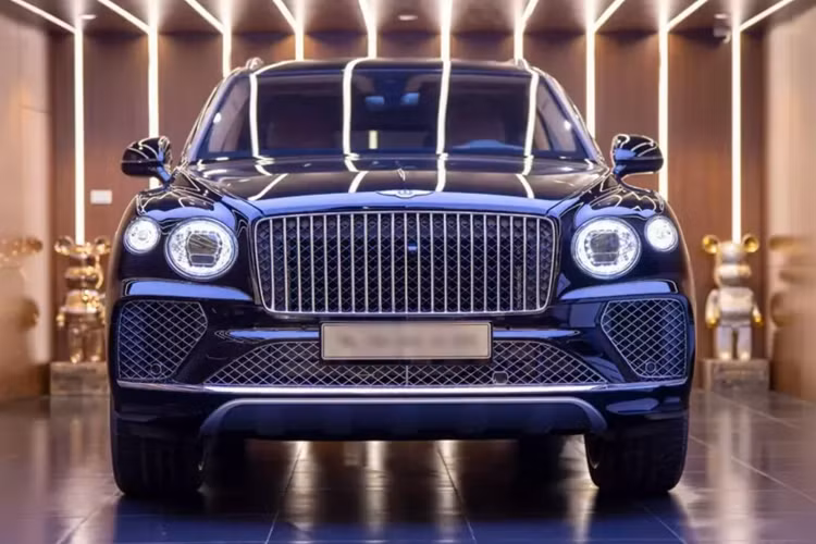 Giữa 3 lựa chọn trên, SUV vẫn là thứ gì đó rất đáng để trải nghiệm, khoảng sáng gầm cao, tầm nhìn tốt, và tất nhiên, với chiều cao ấn tượng, hãng sẽ nhét đủ thứ để phục vụ khách. Và nếu ví 1 chiếc xe như khách sạn thu nhỏ, Bentley Bentayga EWB Azure siêu sang xứng đáng nhận được 5 sao nhờ thiết kế và quan trọng, nội thất rất đẳng cấp.