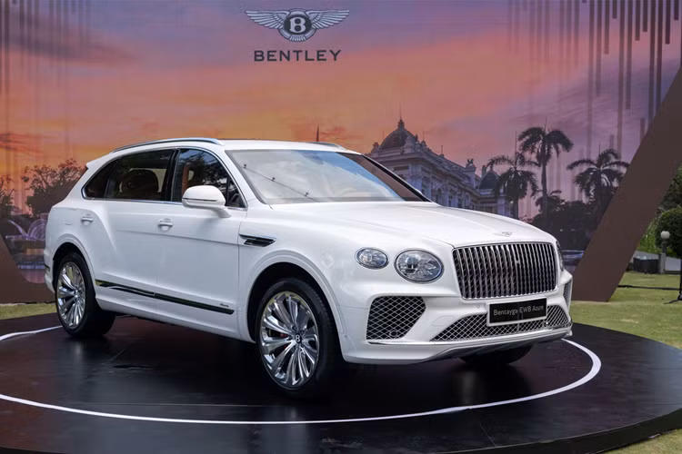 Nội công này sẽ kết hợp với hộp số tự động 8 cấp, nhờ đó, giúp xe Bentley Bentayga EWB Azure có khả năng tăng tốc từ vị trí đứng yên lên 100 km/h chỉ trong thời gian 4,6 giây, trước khi đạt tốc độ tối đa 290 km/h.