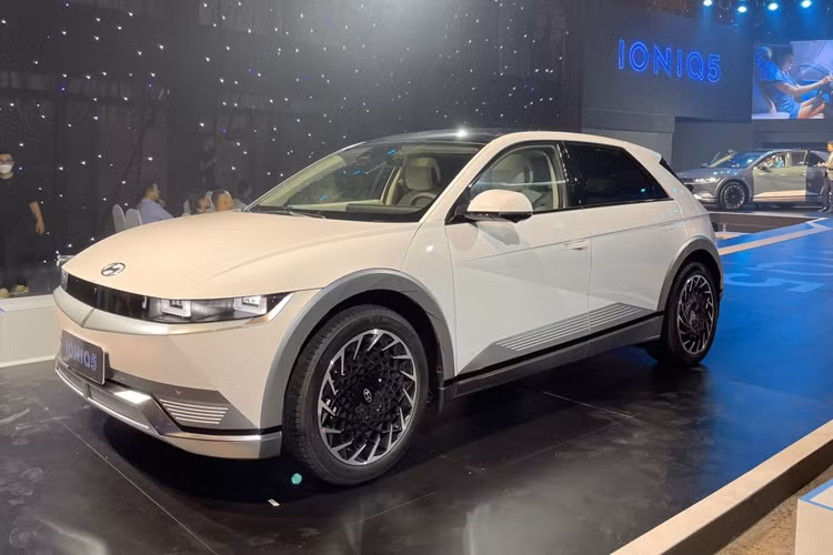 Bấy lâu nay các xe Ioniq 5 có nhiều cấu hình, từ mô-tơ đơn dẫn động cầu sau mạnh 125 kW (170 mã lực) cho đến mô-tơ kép dẫn động 4 bánh mạnh 239 kW (325 mã lực). Ioniq 5 N mạnh 478 kW (650 mã lực) thì không tính.