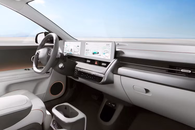 Bên trong nội thất Ioniq 5 N Line có một số điểm nhấn độc đáo bao gồm vô-lăng khác bản thường, ghế thể thao, bàn đạp kim loại, trần xe màu đen, các đường trang trí nổi bật trên bảng điều khiển, đường chỉ khâu màu đỏ và nhiều huy hiệu N Line khác.