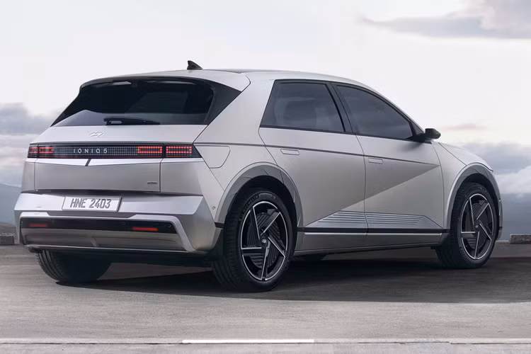 Vẻ bề ngoài của Hyundai Ioniq 5 2025 mới vẫn giữ nguyên những nét đặc trưng, chỉ được thay đổi chủ yếu ở phần cản trước và sau. Các chi tiết này giờ đây đã được đơn giản hóa và rộng hơn trước, góp phần tạo ấn tượng bề thế hơn cho xe và làm tăng chiều dài thân xe thêm 20 mm.