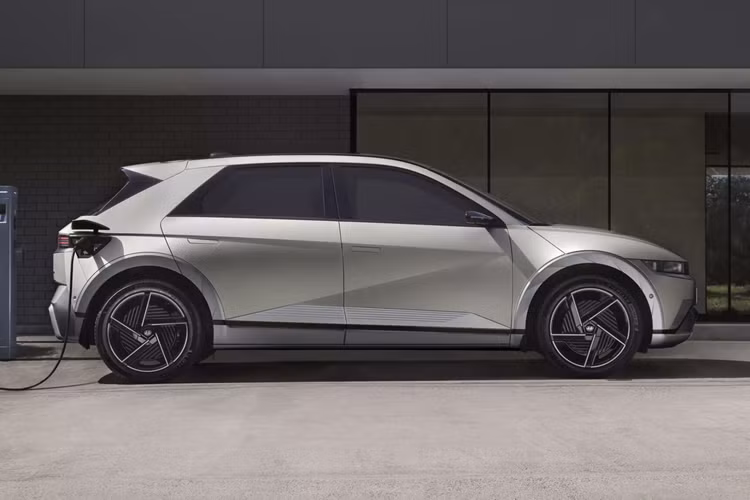Phiên bản đời mới 2025 của Ioniq 5 có bộ pin 84 kWh lớn hơn pin 77,4 kWh của mẫu cũ và ngang với loại đang được dùng cho chiếc Ioniq 5 N đầu bảng. Hyundai vẫn chưa công bố số liệu chính thức nhưng chắc chắn sự thay đổi này sẽ làm tăng quãng đường di chuyển tối đa cho xe.