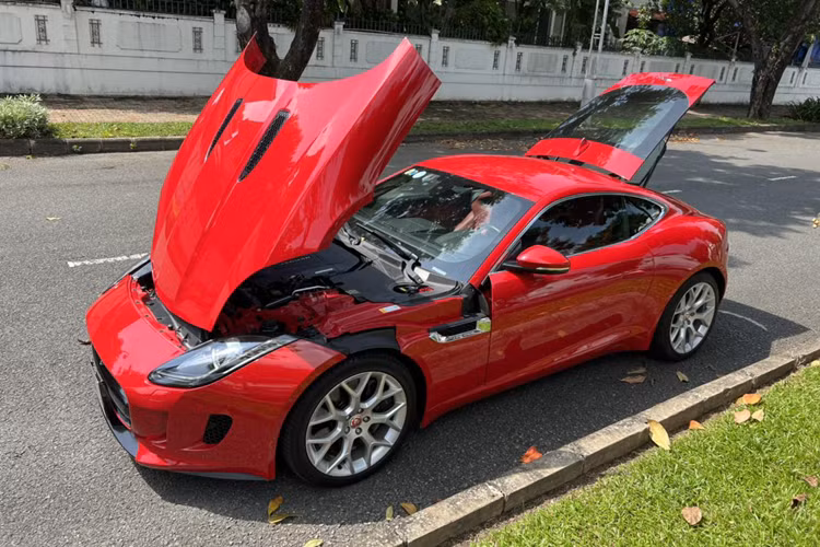 Sau 9 năm lăn bánh trên đường nhưng đây vẫn là chiếc Jaguar F Type S có số odo thấp nhất so với các “anh em” đang được giao dịch trên thị trường. Jaguar F Type S dành cho những ai yêu thích cảm xúc tăng tốc của xe thể thao và sự khác biệt cùng phong cách cá tính riêng.