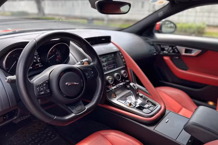 Khi được ra mắt tại Việt Nam, giá xe Jaguar F Type S từ 7 tỷ đồng và để lăn bánh tại TP.HCM sẽ phải tốn gần 900 triệu đồng. Tuy nhiên, bây giờ mức giá để sở hữu mẫu xe thể thao hiếm có này thấp hơn rất nhiều. Kích thước tổng thể của F Type có dài x rộng x cao lần lượt là 4.470 x 1.923 x 1.296 (mm); chiều dài cơ sở 2.622 mm.