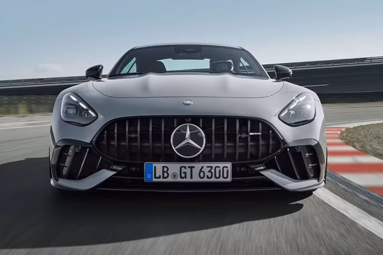Theo Mercedes, tốc độ đó nhanh hơn nửa giây so với GT63 bình thường với tốc độ tối đa lên tới 317 km/h. Điều ấn tượng trên xe chính là thiết kế khí động học và khả năng làm mát đã được nâng cấp.