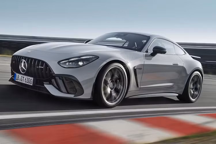 Ngoài ra XE còn có hệ thống lái bánh sau, ghế thể thao AMG Performance và một số trang trí sợi carbon khắp ngoại thất và nội thất. Mức giá xe Mercedes-AMG GT63 Pro 2025 dự định sẽ công bố ở buổi ra mắt tại Lễ hội tốc độ Goodwood vào cuối tuần này và dự kiến giao xe vào năm tới.