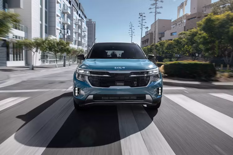Cụ thể, mức giá xe Seltos 2025 tại Mỹ bán ra khởi điểm từ 24.590 USD (quy đổi tương đương 627 triệu đồng), tức là cao hơn đúng 100 USD (2,5 triệu đồng) so với bản đời 2024 từng ra mắt năm 2023. Phần lớn các thay đổi áp dụng cho cấu hình Seltos EX tầm trung.