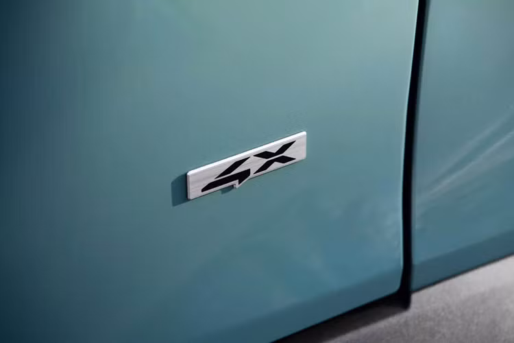 Khi được trang bị hệ dẫn động 4 bánh toàn thời gian AWD, thời gian tăng tốc sẽ bị tụt xuống chỉ còn 10,1 giây, nhưng bù lại xe bám đường tốt hơn.