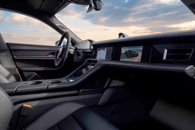 Ngoài ra, xe còn có các chi tiết hoàn thiện bằng sợi carbon trên cột B, giống với ốp sườn SportDesign và ốp gương chiếu hậu. Bộ mâm đúc 21 inch mới. Mẫu xe này có 6 màu sơn ngoại thất, bao gồm màu xanh ánh kim Pale Blue Metallic và màu tím ánh kim Purple Sky Metallic.