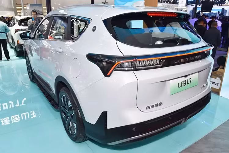 Ở sức mạnh, Chery Jetour Shanhai L7 sẽ được trang bị động cơ tăng áp 4 xi-lanh 1,5T và hệ thống hybrid, có thể tạo ra công suất tối đa 115 kilowatt, tương đương 154 mã lực và tốc độ tối đa 180 km/h.